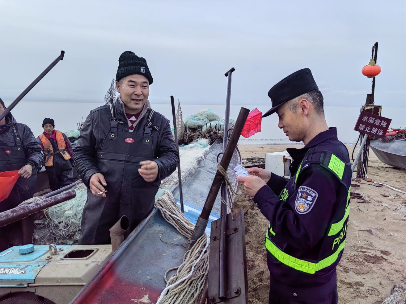 移民管理警察严格检查渔民《边境地带作业许可证》。