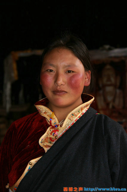 藏族女孩 摄影：贾敏