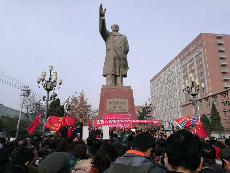 西部之声高清新闻图片 高清图片  宝鸡群众团体自发前往毛主席塑像处举行纪念活动

