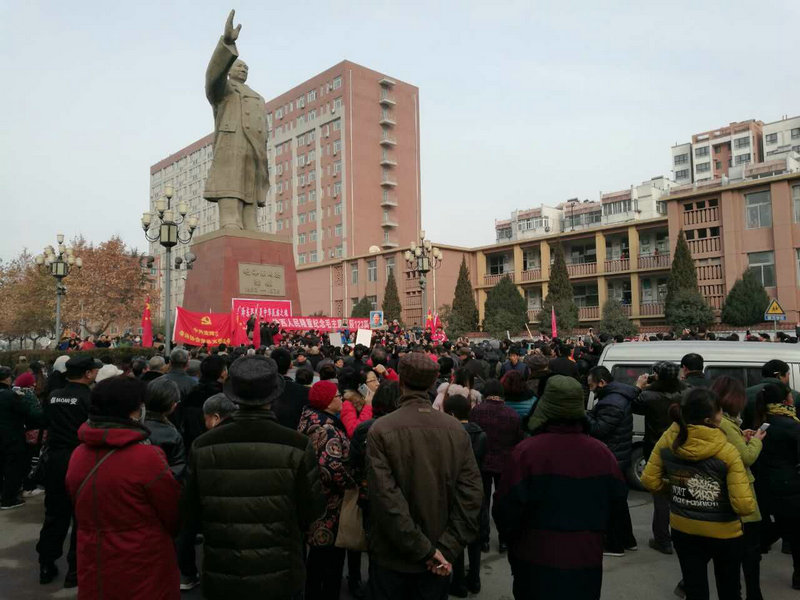 西部之声高清新闻图片 高清图片  宝鸡群众团体自发前往毛主席塑像处举行纪念活动
