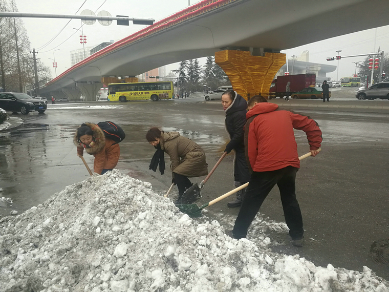 西部之声高清新闻图片 高清图片  各单位干部职工上街清扫积雪
